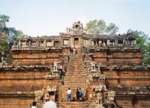 Phimeanakas is very steep. Watch your steps when you approach the Khmer king!